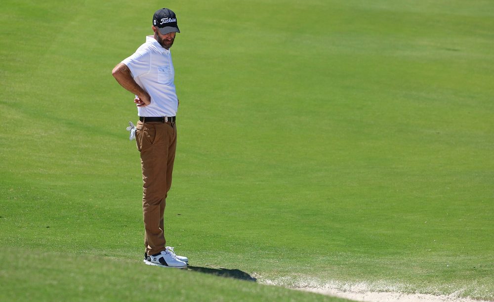 Un golfista de pie en el fairway de un campo de golf