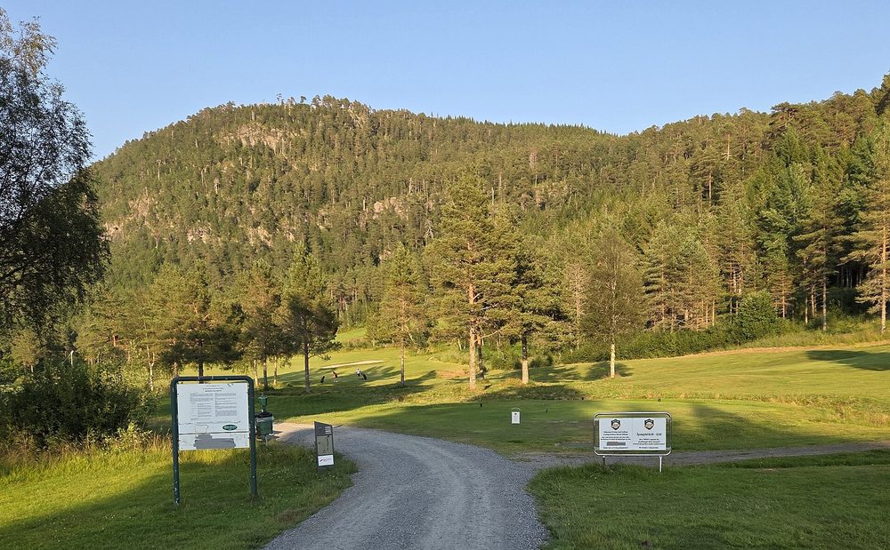 Campo de golf con montañas de fondo