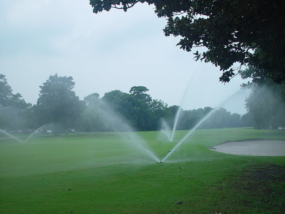 Riego sobre el césped de un campo de golf