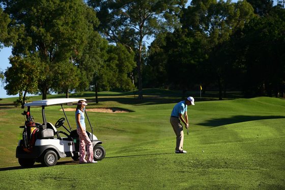 Carro de golf en el campo