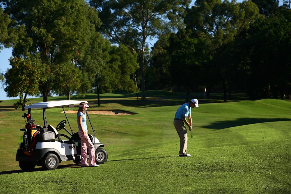 Carro de golf en el campo