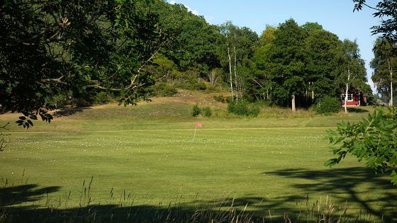 Terreno abierto de práctica en un club de golf