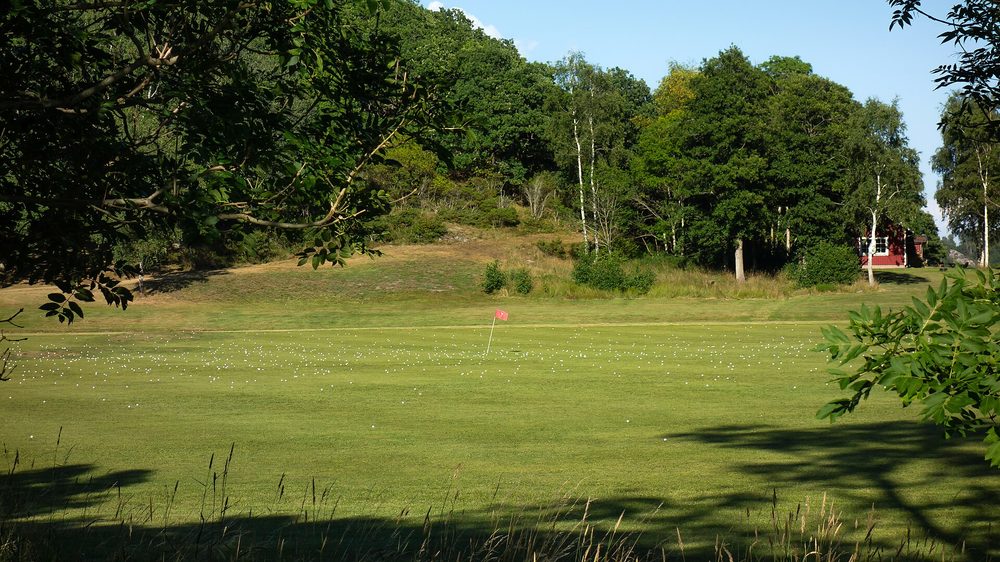 Terreno abierto de práctica en un club de golf