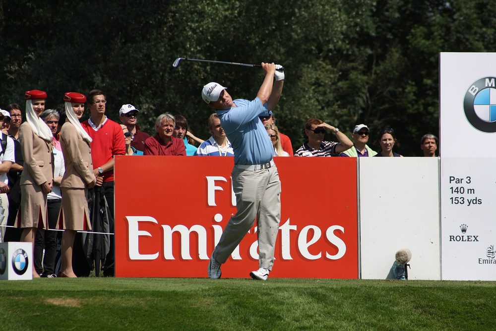 Golfista profesional ejecutando un golpe durante un torneo