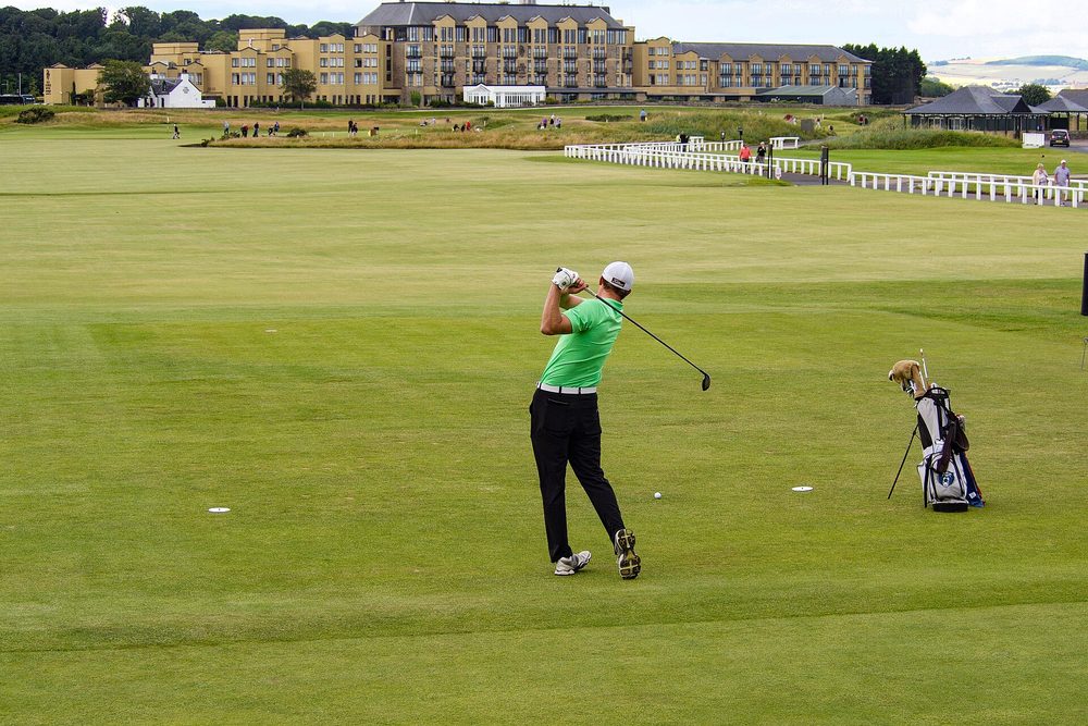 Golfista ejecutando su swing desde el tee