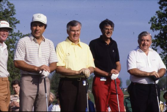 Cuatro golfistas posando antes de un pro-am