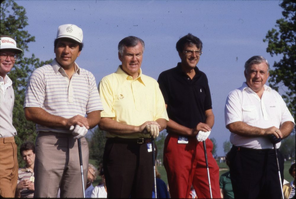 Cuatro golfistas posando antes de un pro-am