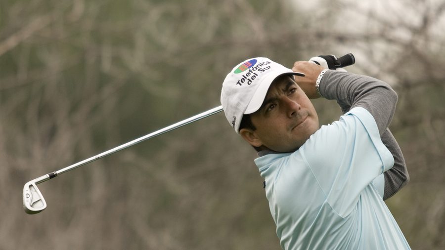 Felipe Aguilar sigue la trayectoria de su golpe con un hierro (foto de archivo, Chile Championship)
