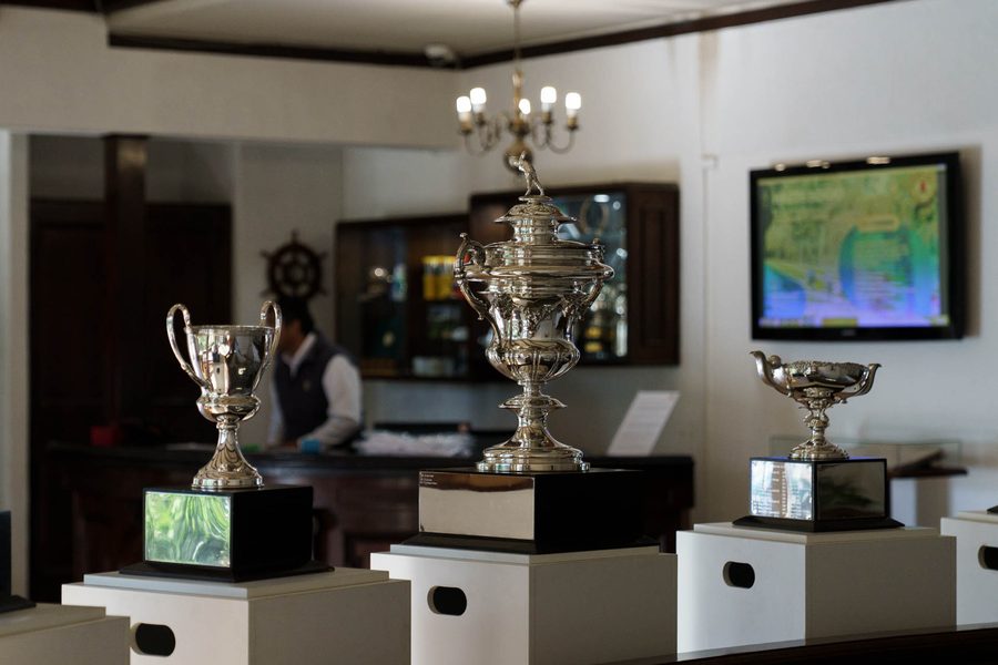 Trofeos en exhibición en una casa club, antes de las finales del Interclubes de Chile