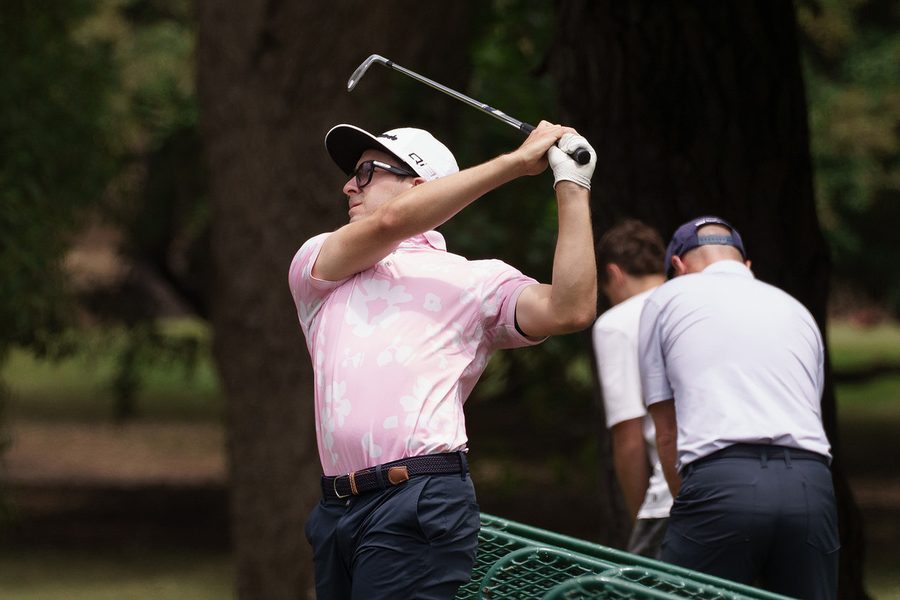 Jugador chileno completa su swing durante un torneo