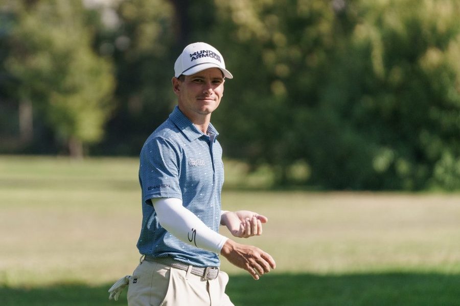 Agustín Errázuriz saluda en el fairway durante el Limpopo Championship