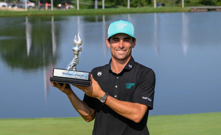 Joaquín Niemann levanta el trofeo de campeón individual del LIV Golf Nueva York