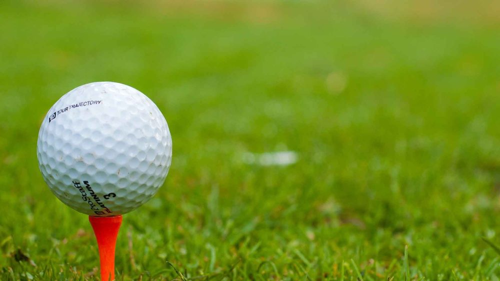 Bola de golf sobre el tee