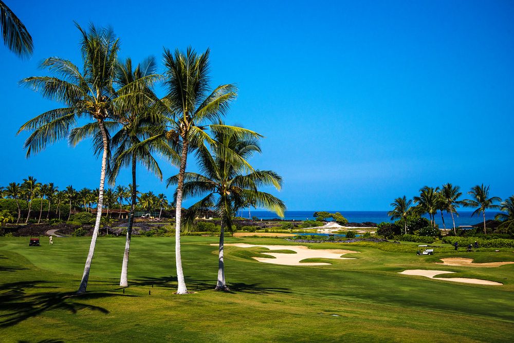 Campo de golf en un resort tropical